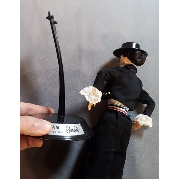 Chilean Collector Barbie Doll‎ 1998 with Stand -No Box - Picture 5 of 8